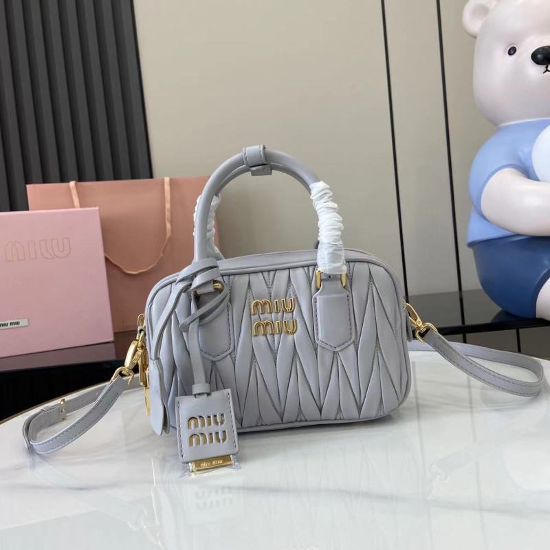 Сумка Miu Miu серая с плетеным декором