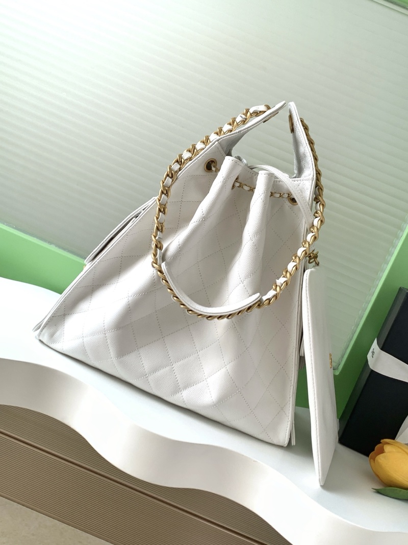 Белая сумка с золотой фурнитурой и цепочкой Chanel