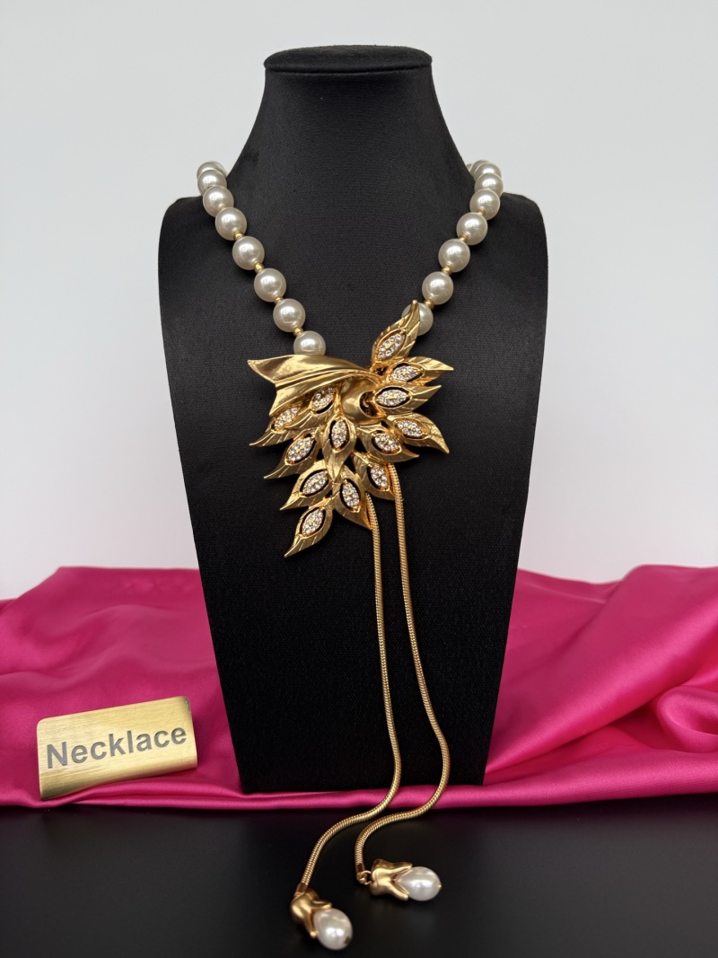 Колье с жемчугом и золотым элементом Schiaparelli