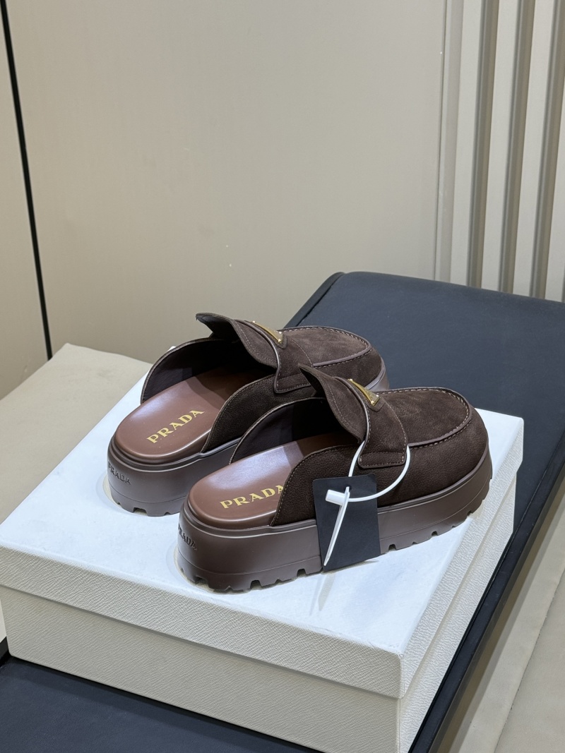 Мюли Prada с золотым логотипом и платформой