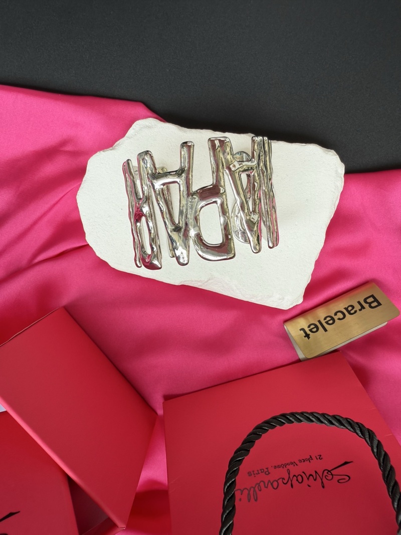 Браслет Schiaparelli с надписью