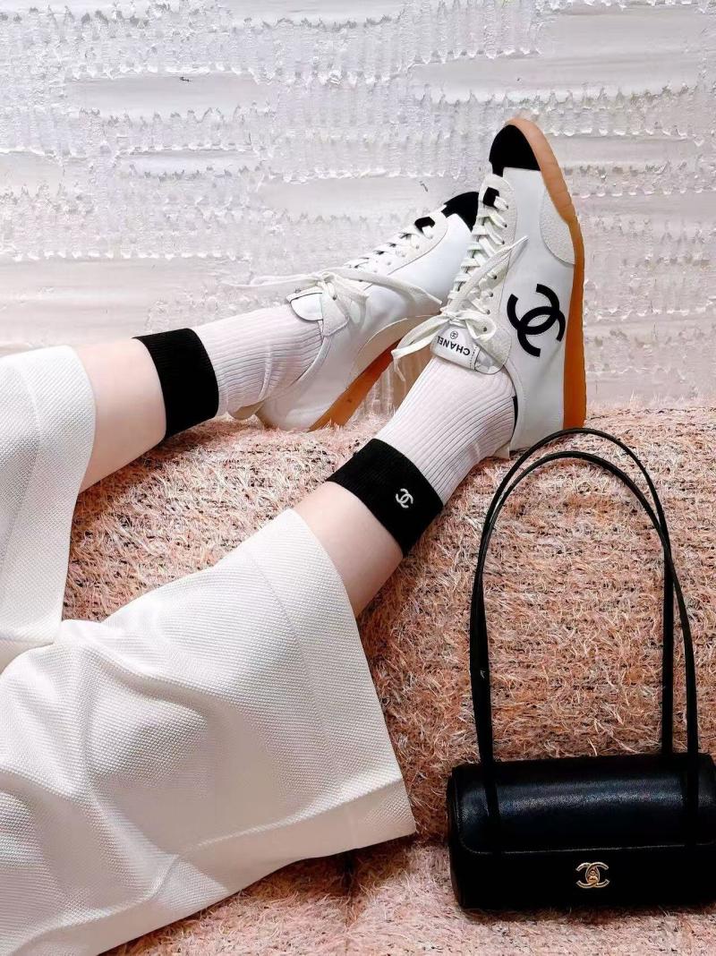 Женские кроссовки Chanel белого цвета