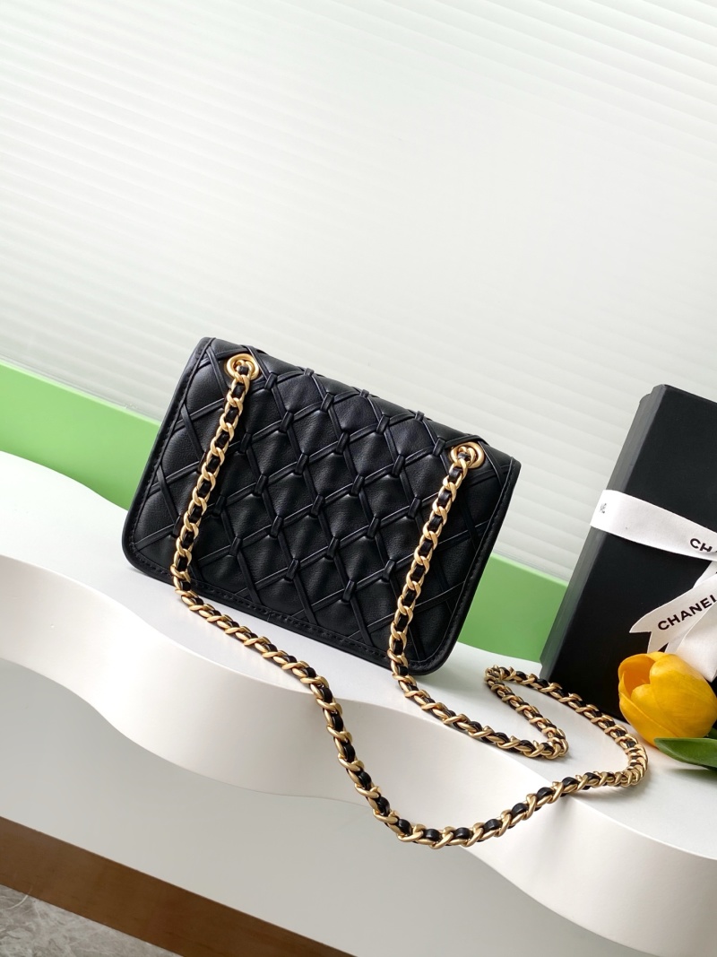 Черная сумка с плетеной текстурой и золотой цепью Chanel