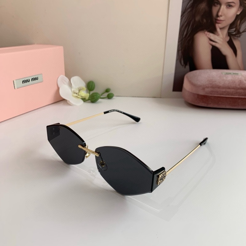 Солнцезащитные очки Miu Miu