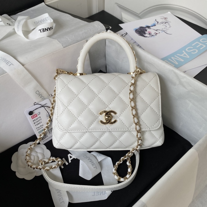 Бежевая сумка Chanel с золотой фурнитурой