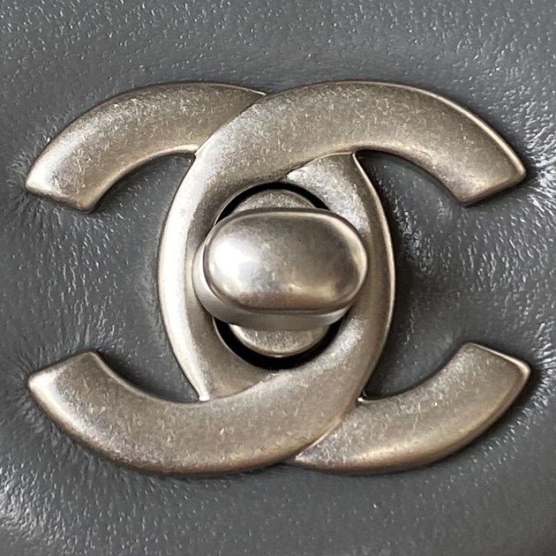 Женская серая сумка с цепочкой и шаром Chanel