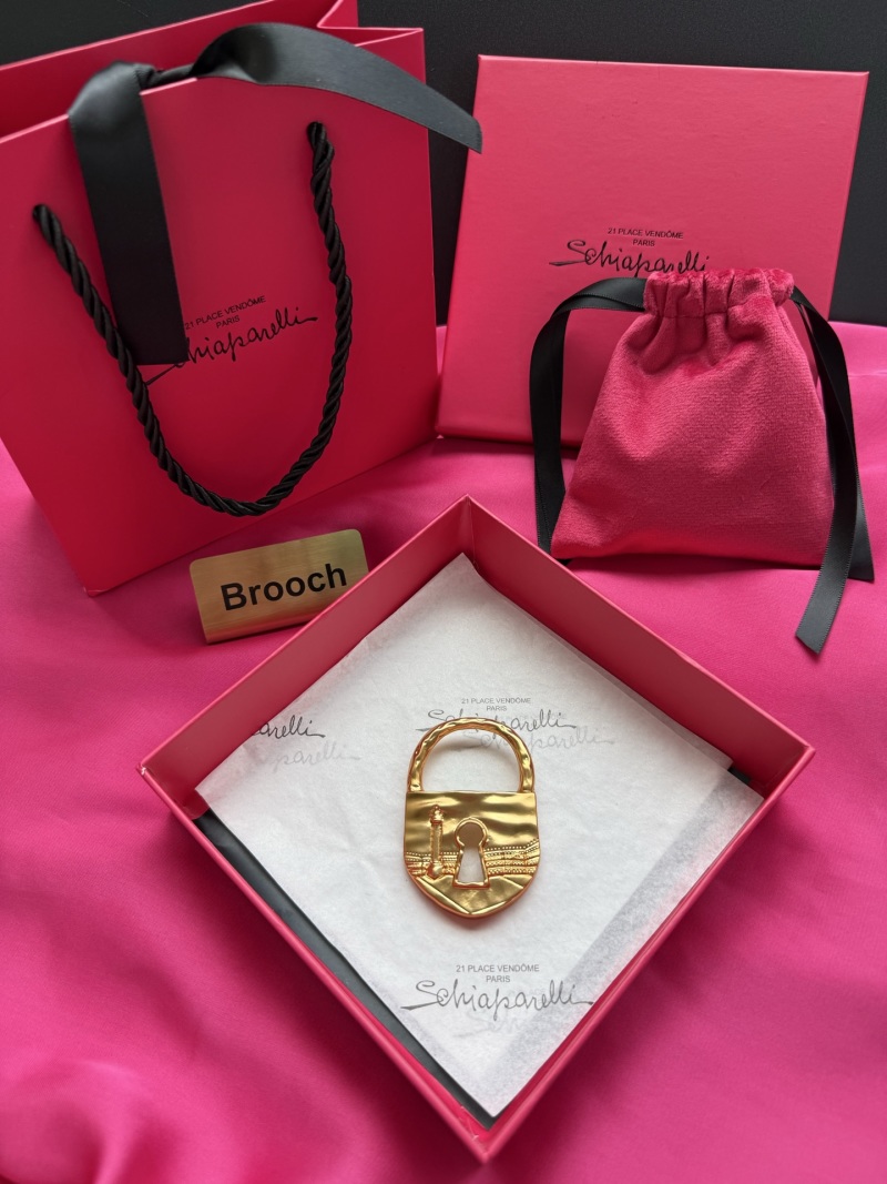 Брошь Schiaparelli в виде замка