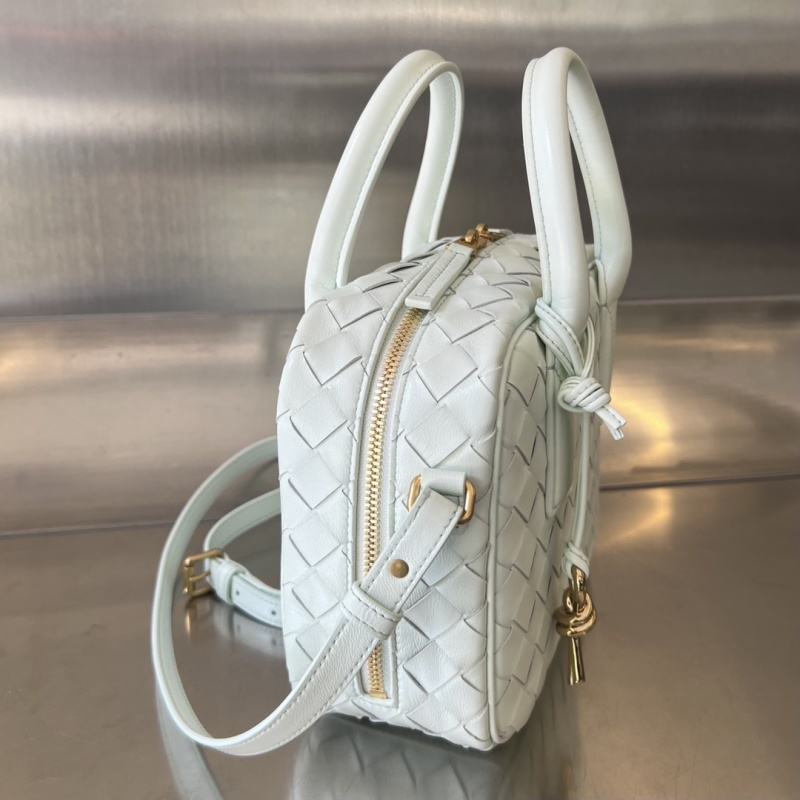 Сумка Bottega Veneta белая мини с плетением
