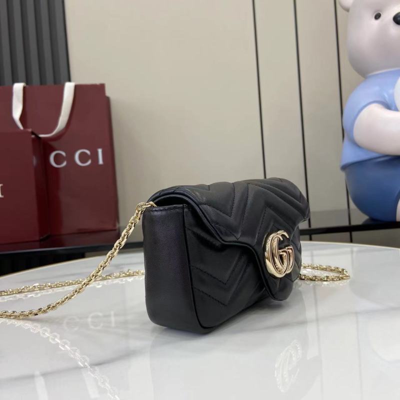 Черная сумка Gucci с золотой цепью