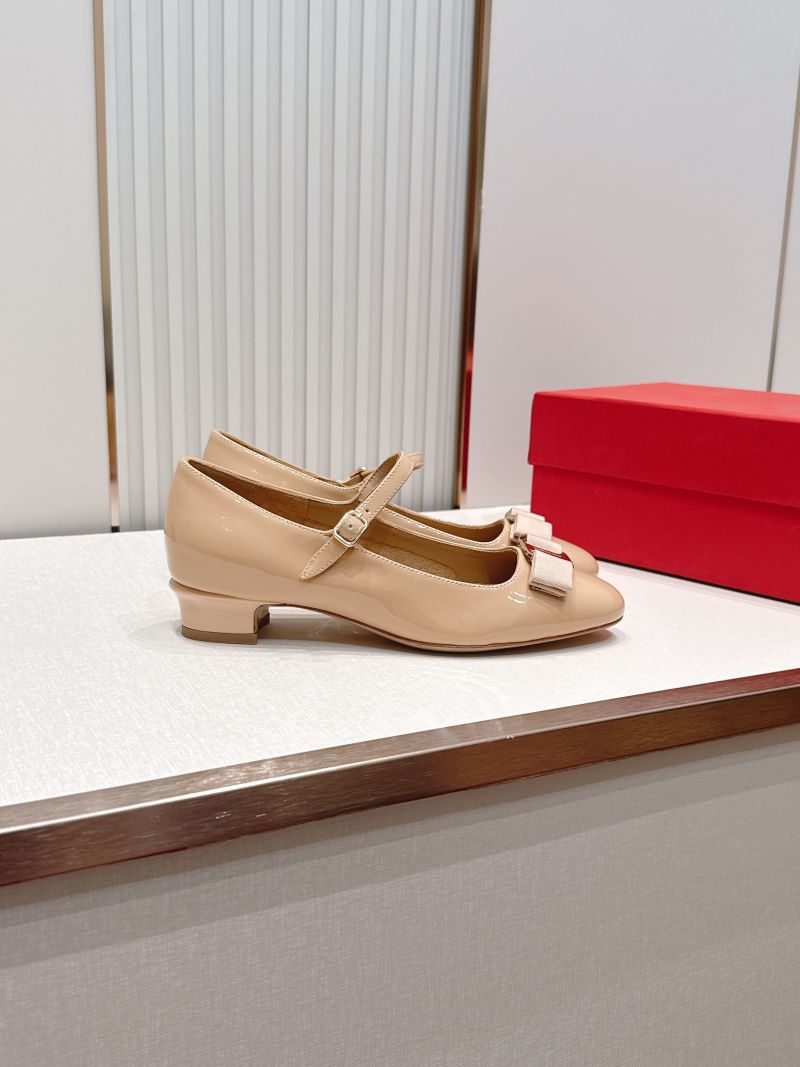 Бежевые лаковые балетки с бантом Ferragamo