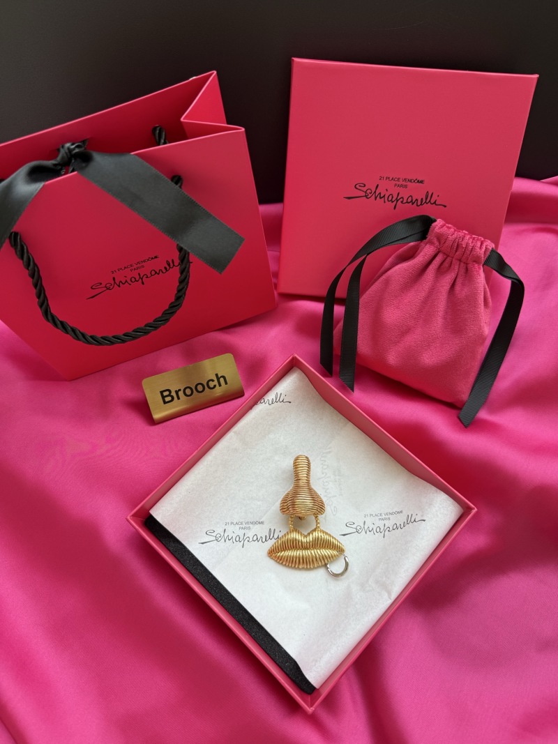 Брошь в виде губ Schiaparelli