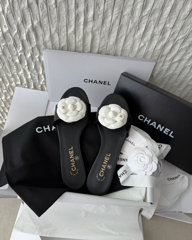 Мюли Chanel из черной кожи с белым цветком