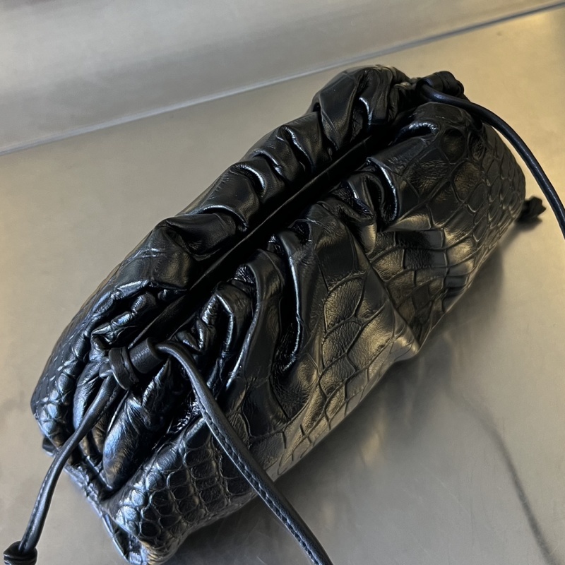 Сумка Bottega Veneta Cloud Pouch из крокодиловой кожи