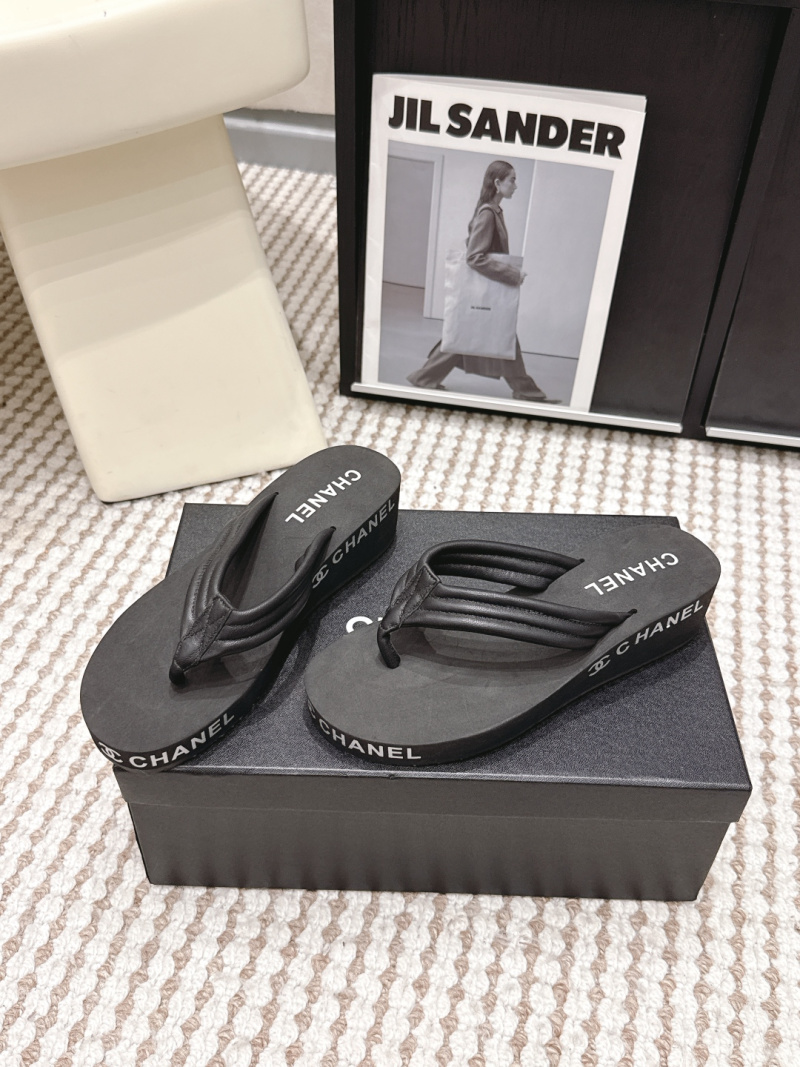 Женские шлепанцы Chanel черные