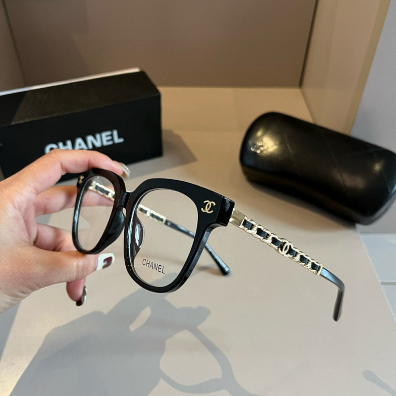 Очки Chanel, черная оправа с декором из цепи