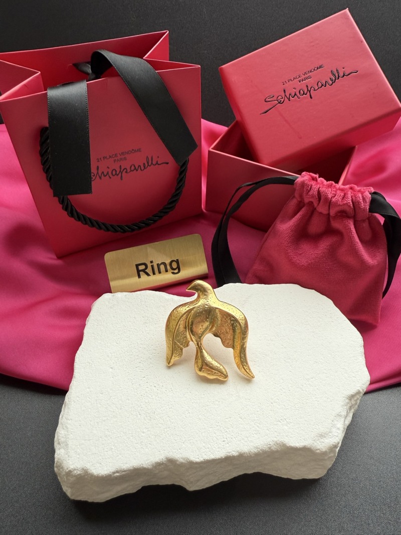Золотистое кольцо в виде птицы Schiaparelli