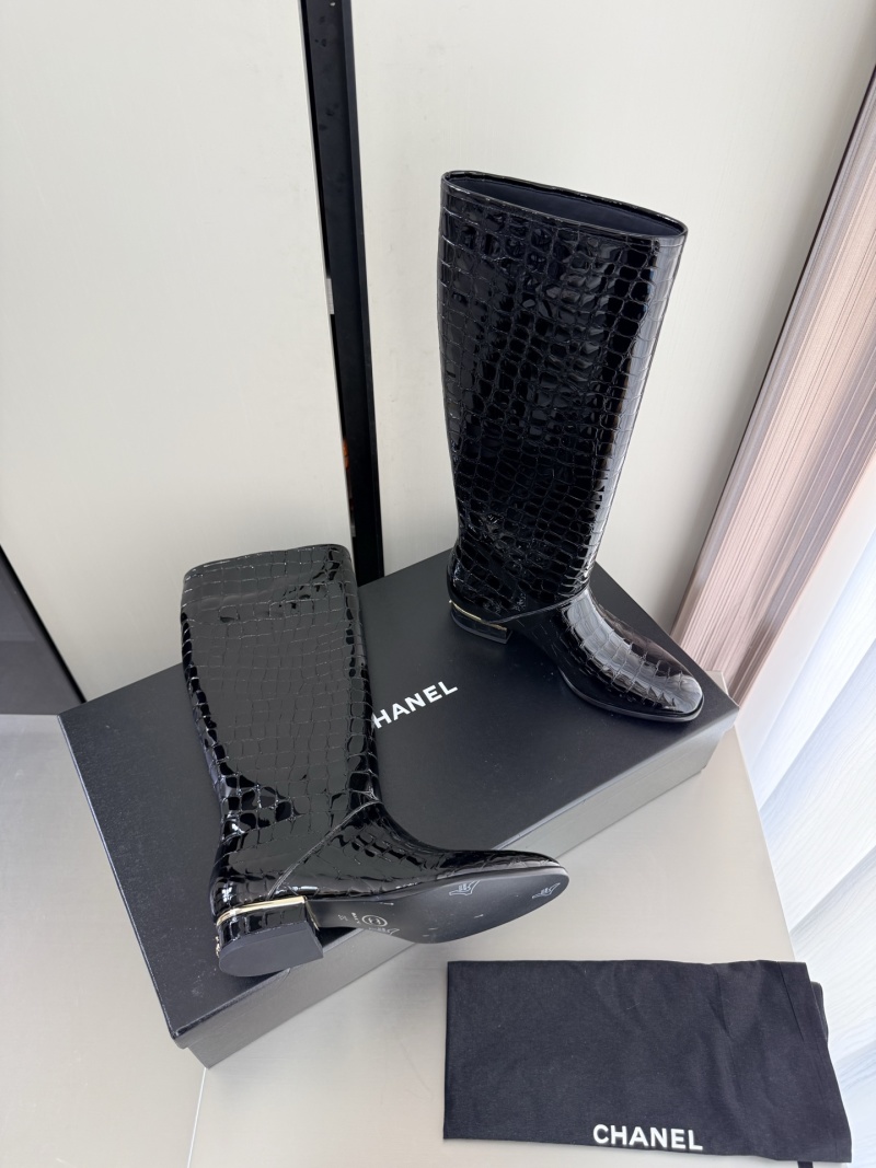 Женские сапоги Chanel с крокодиловой текстурой черного цвета