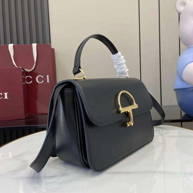 Женская сумка Gucci с золотой фурнитурой