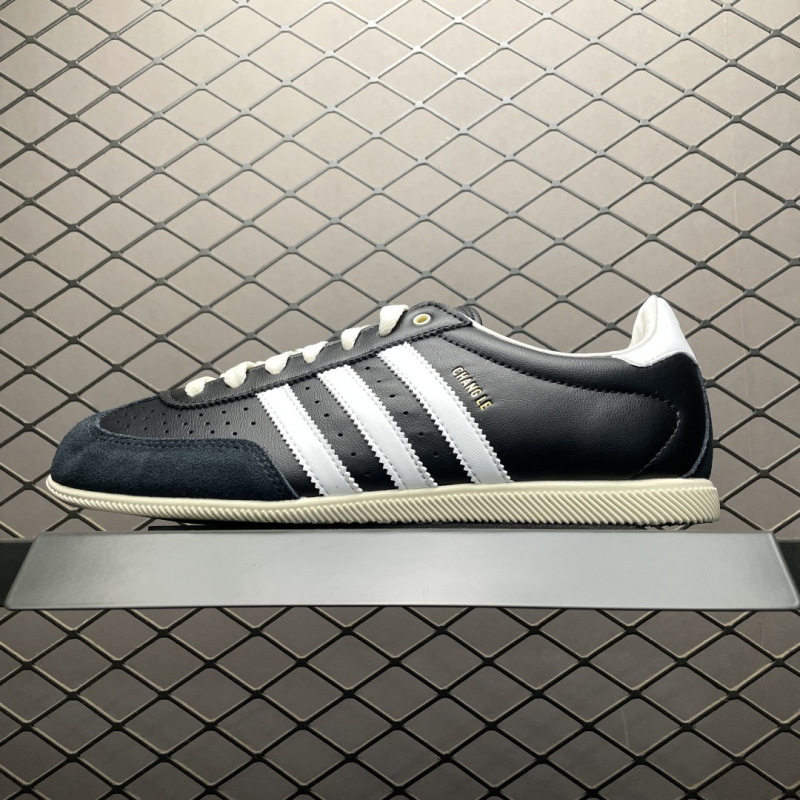 Мужские кроссовки чёрного цвета с белыми полосами Adidas