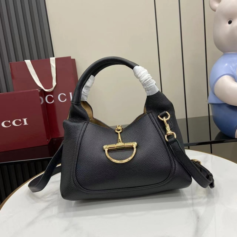 Черная кожаная сумка Gucci с золотой фурнитурой