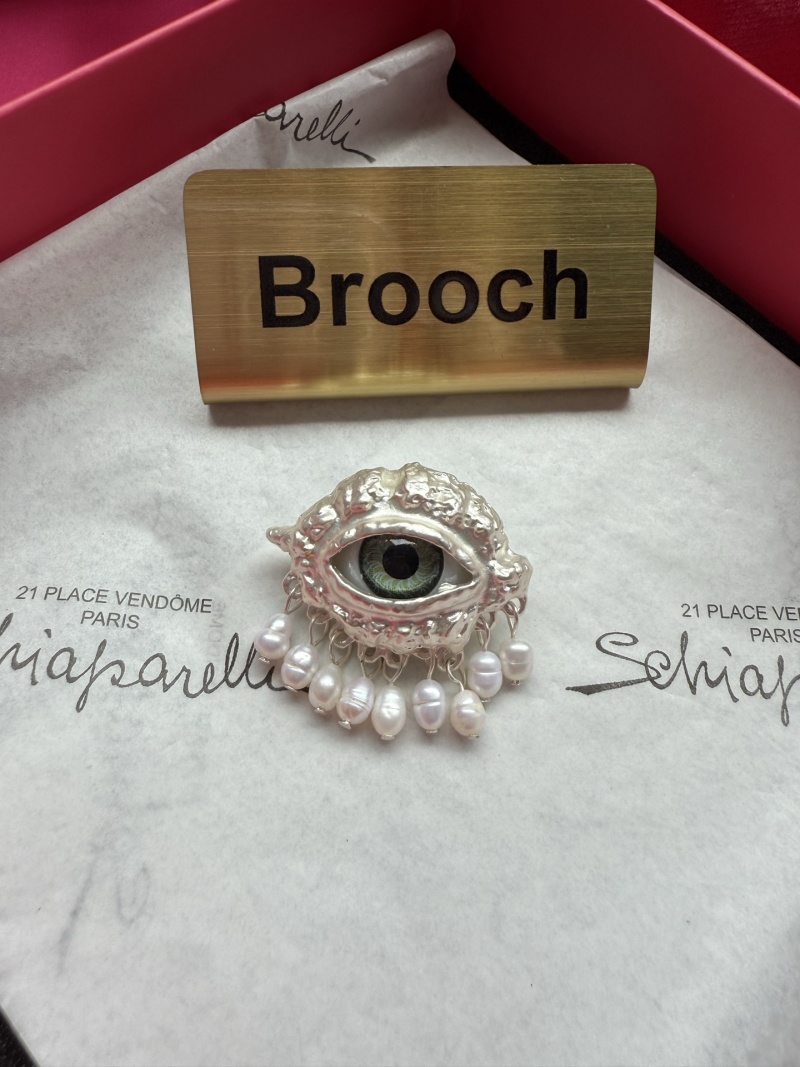 Брошь в виде глаза с жемчугом Schiaparelli