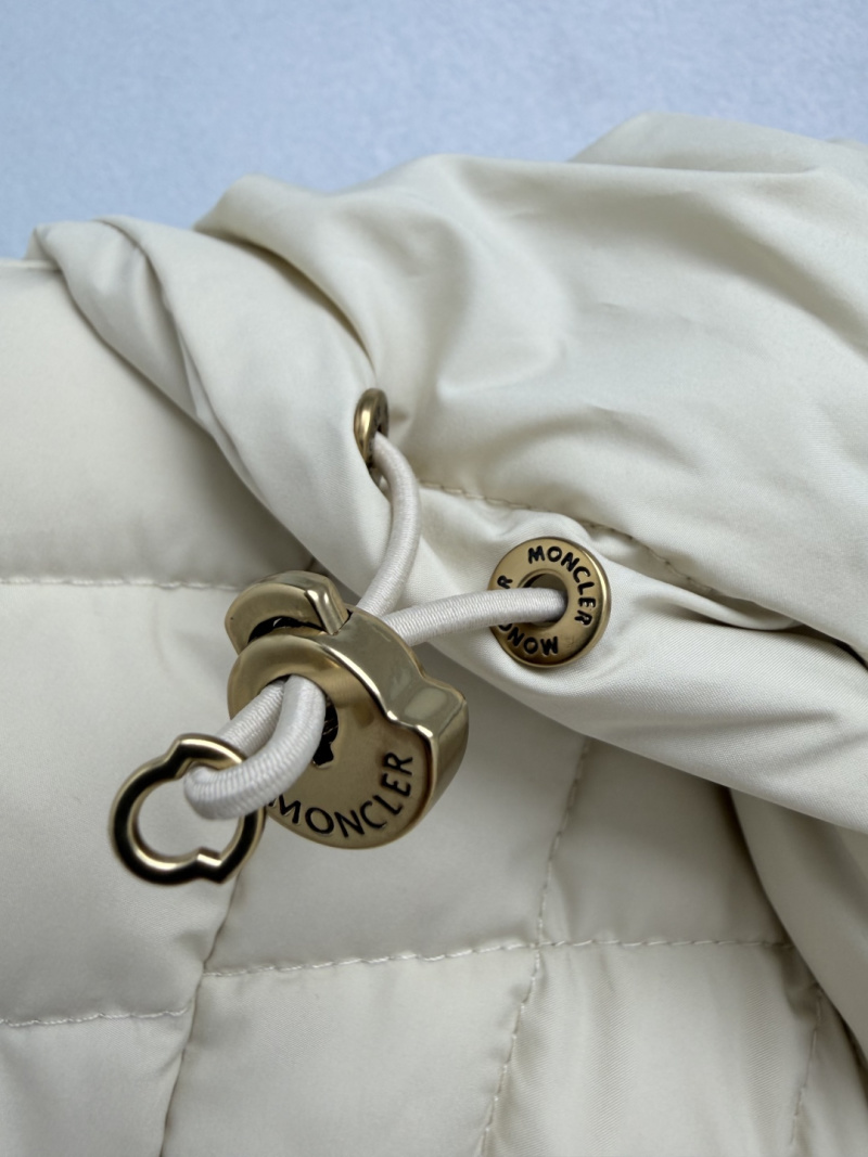 Пуховик Moncler молочно-бежевый