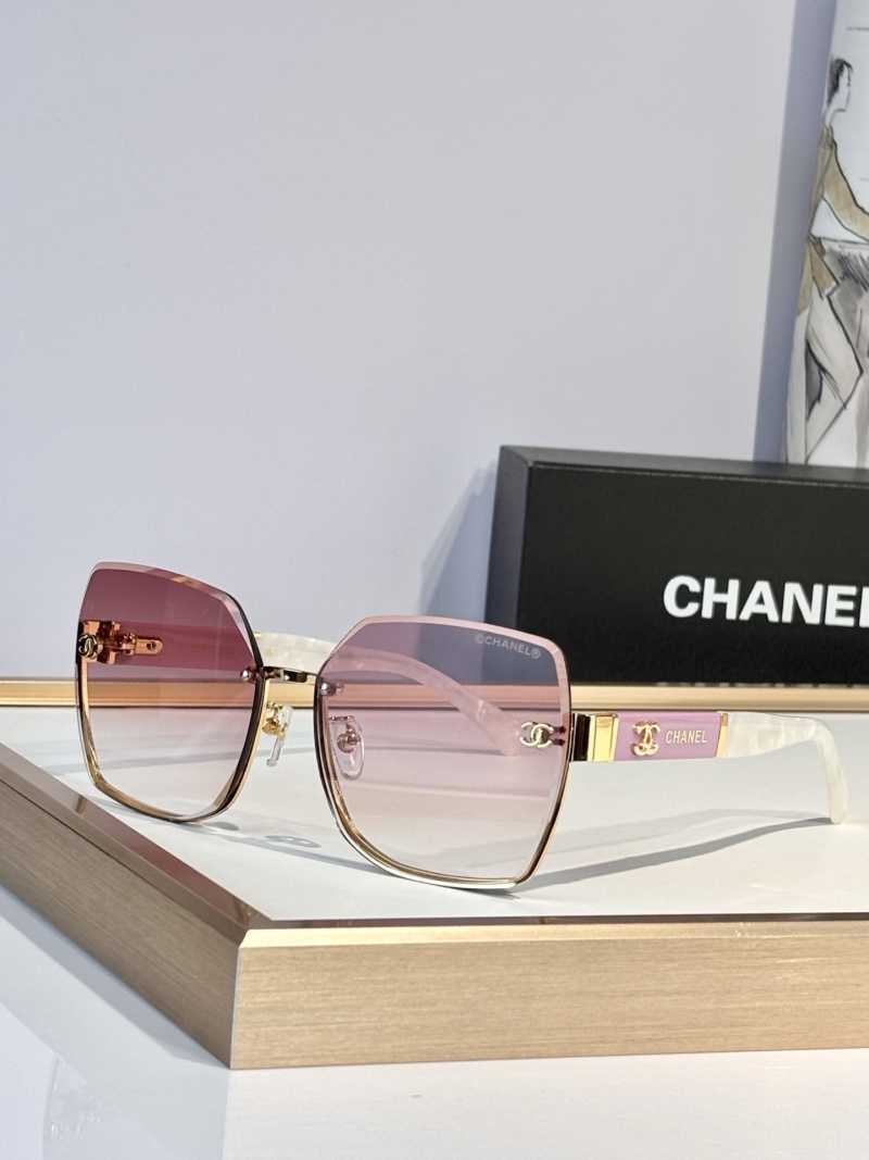 Солнцезащитные очки Chanel черные