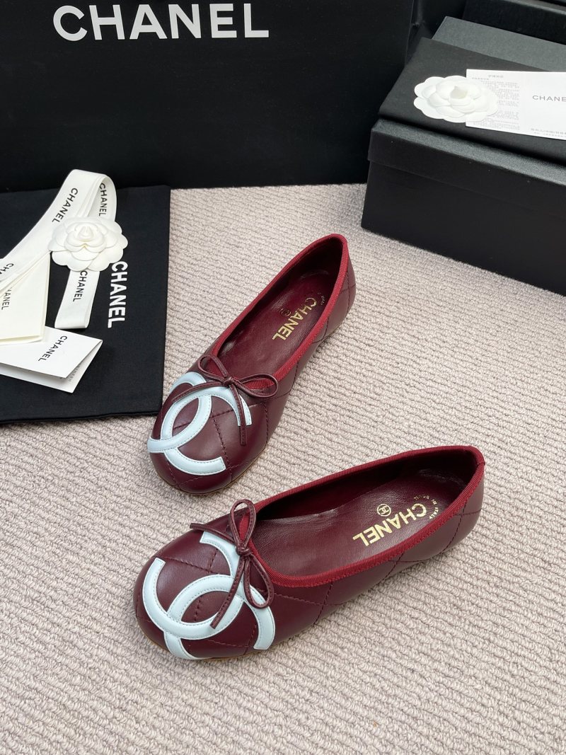 Женские балетки бордового цвета с контрастным декором на носке Chanel