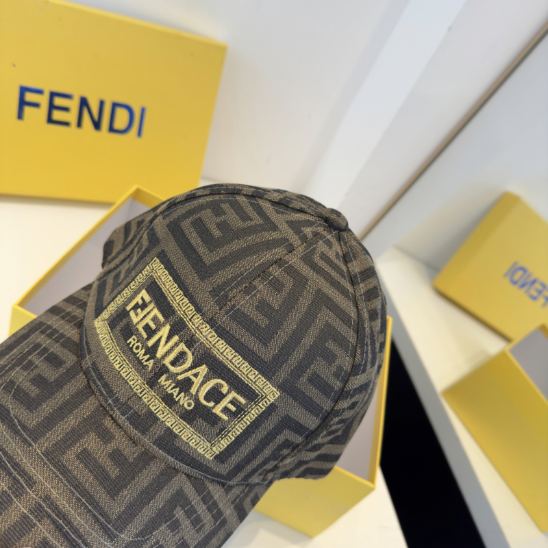Кепка с узором в стиле Fendi