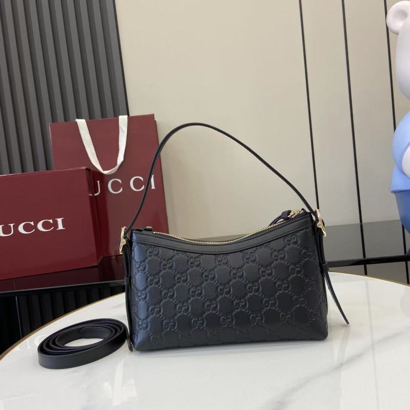 Черная сумка Gucci с тиснением