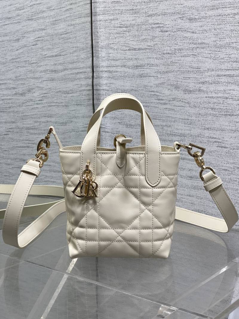 Сумка Dior Lady Dior белого цвета