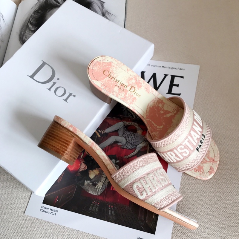 Женские туфли на каблуке с вышивкой Christian Dior