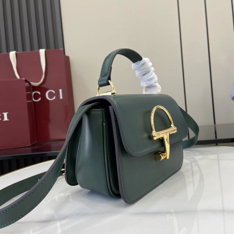 Женская сумка Gucci с золотой фурнитурой