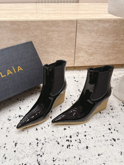 Женские ботильоны Alaïa с острым носком и танкеткой черного цвета