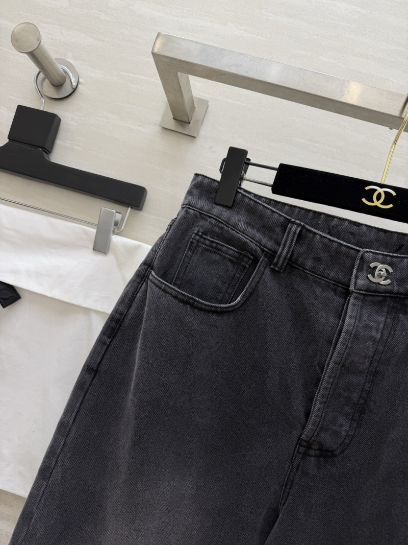 Женские джинсы тёмного оттенка Chanel