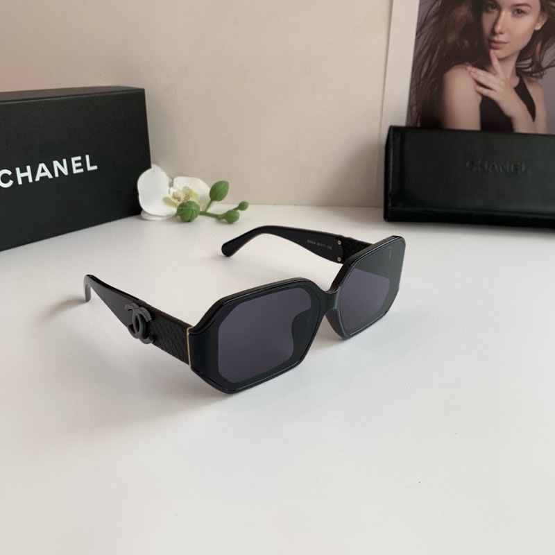 Стильные черные солнцезащитные очки Chanel с геометрической оправой