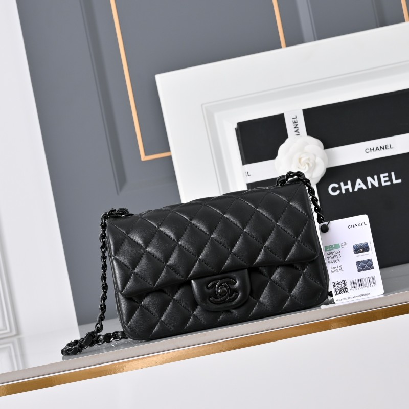Классическая черная сумка из кожи с цепочкой Chanel