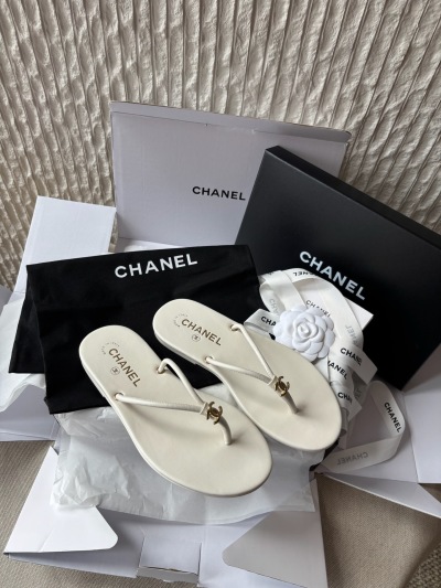 Шлепанцы Chanel из натуральной кожи белого цвета