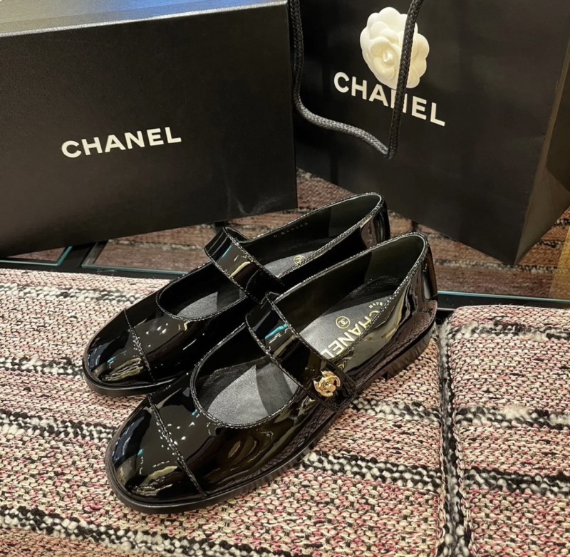 Черные туфли Mary Jane с декоративной пряжкой Chanel