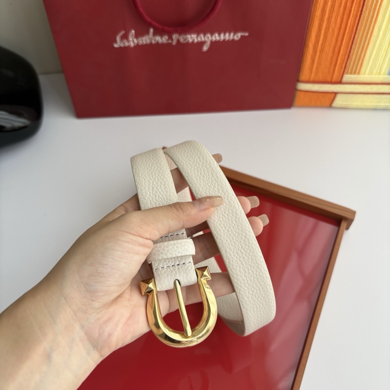 Белый женский ремень с золотой пряжкой в форме подковы Ferragamo