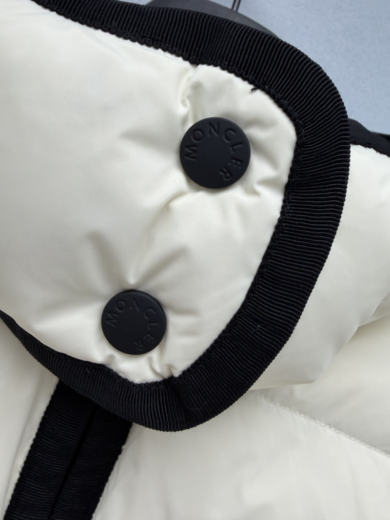 Пуховик Moncler с чёрной молнией