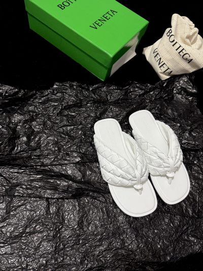 Женские плетеные босоножки Bottega Veneta белого цвета