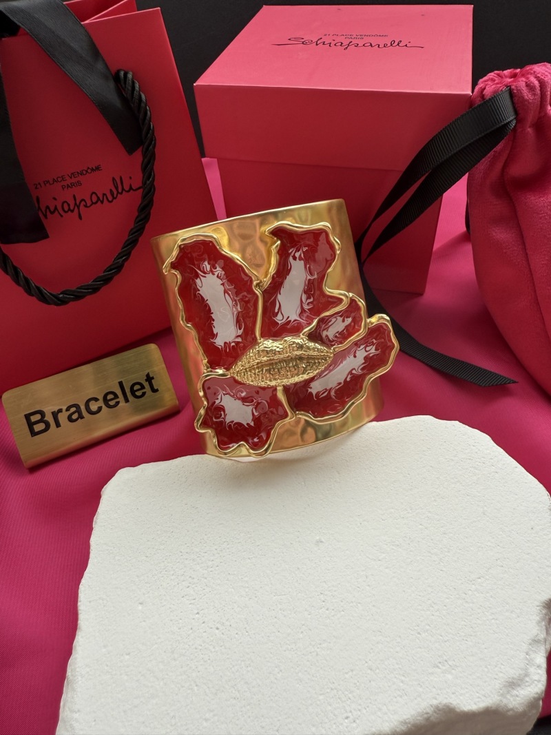 Браслет Schiaparelli с красным цветком