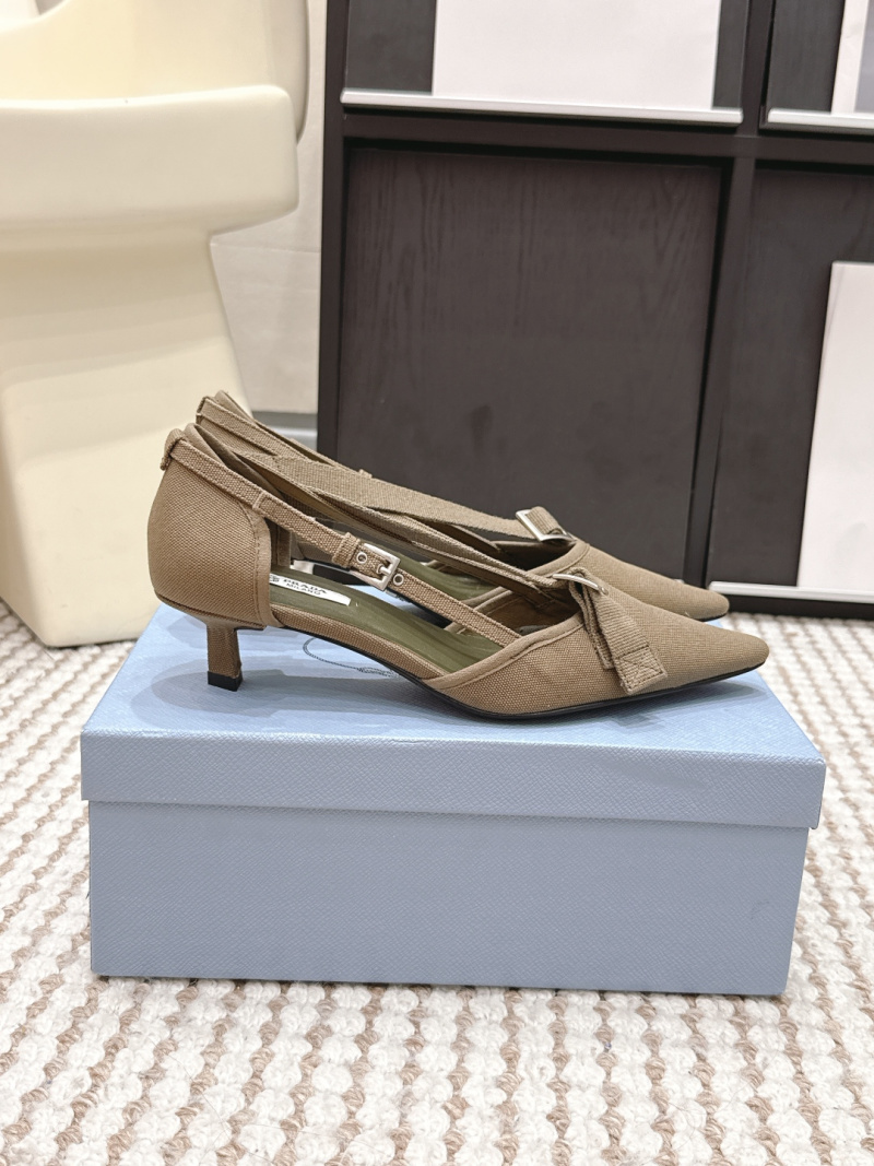 Женские туфли Prada с ремешком
