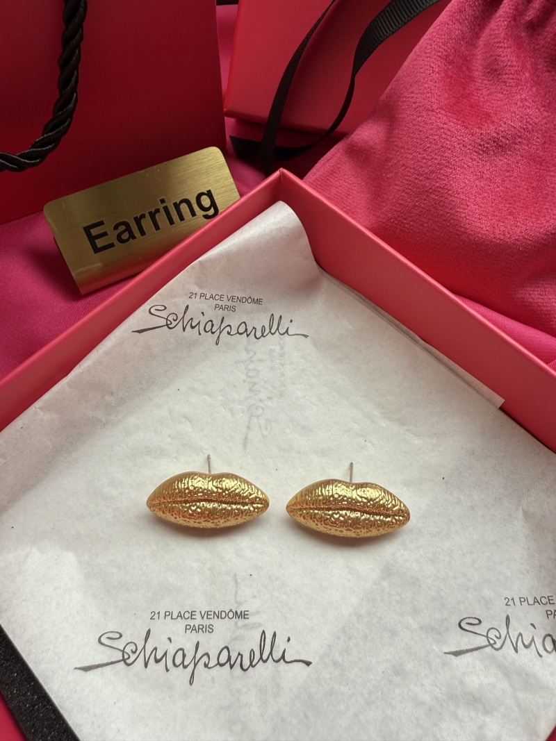 Золотистые серьги в виде губ Schiaparelli
