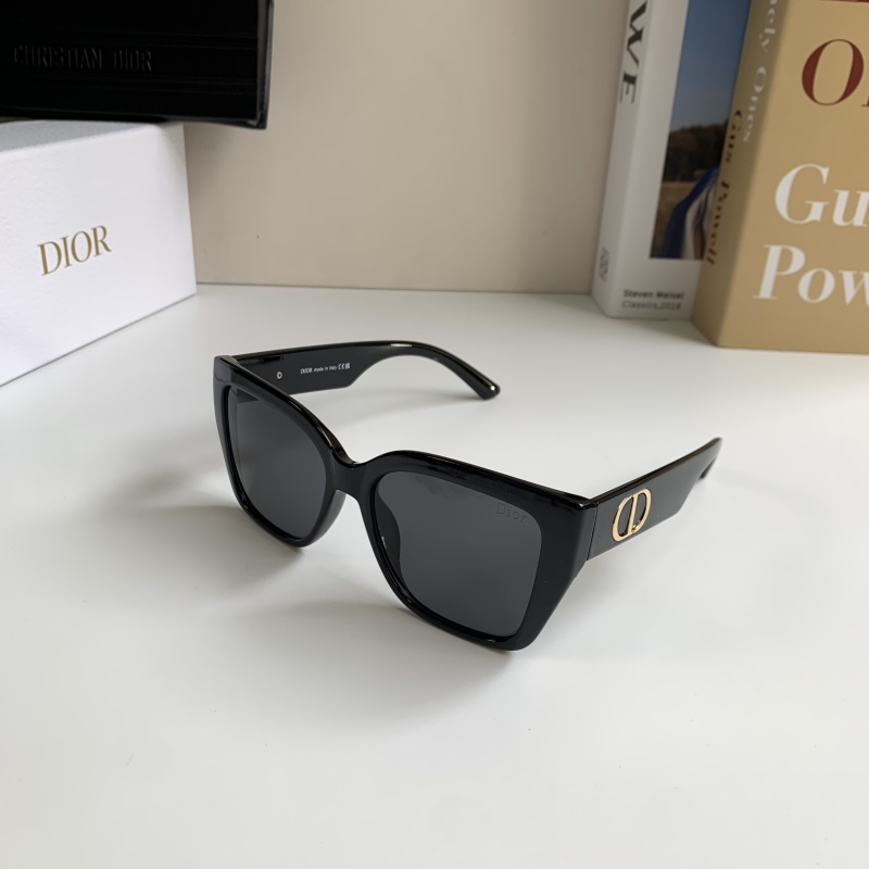 Солнечные очки Dior в черной квадратной оправе