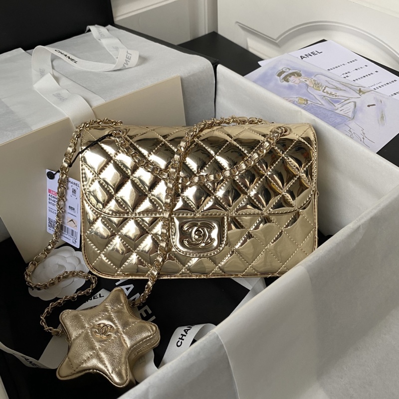 Золотая сумка с цепочкой и звездой Chanel