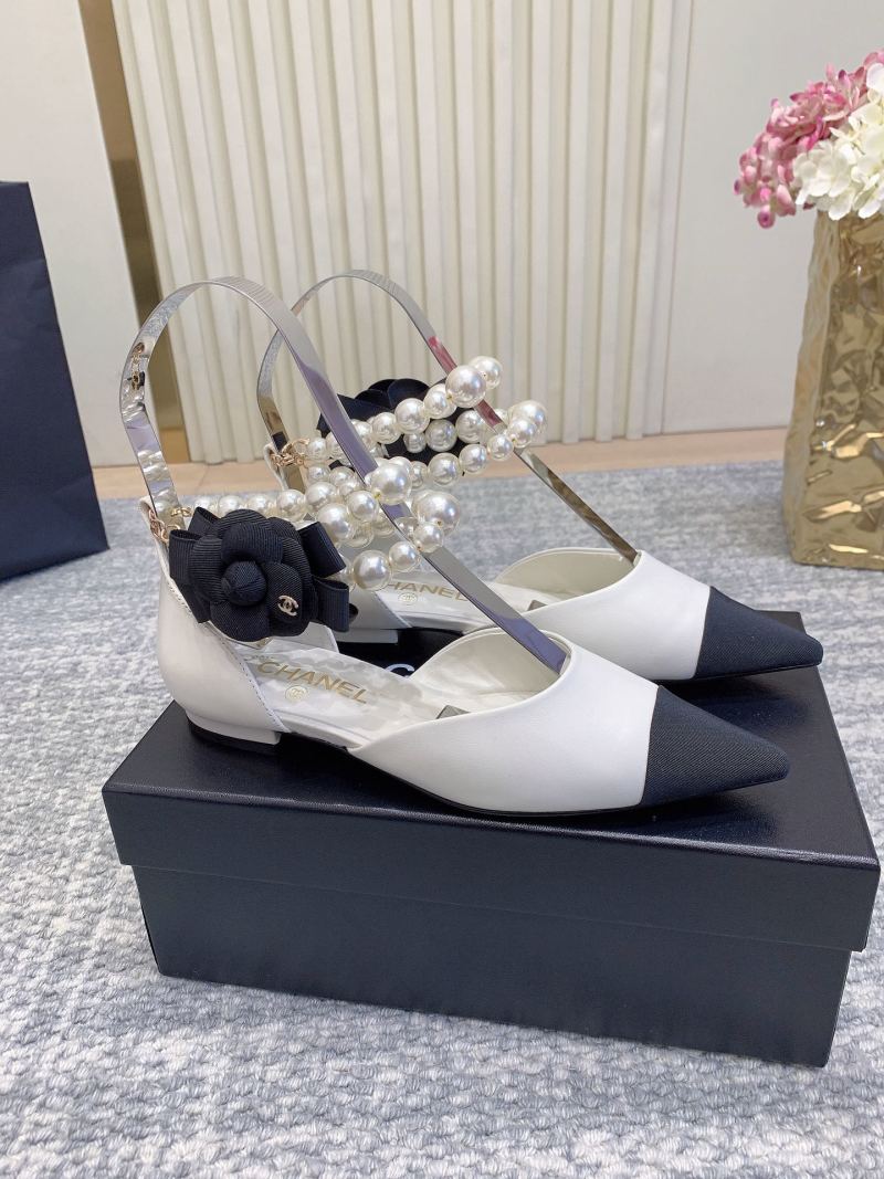 Женские туфли из натуральной кожи с декором из жемчуга и металла Chanel