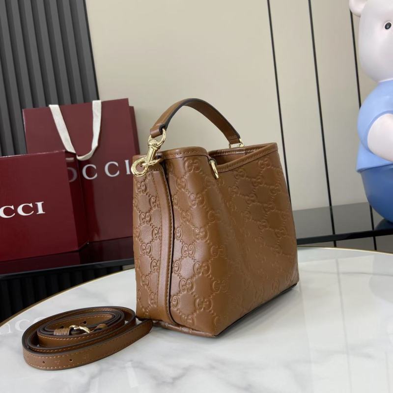 Сумка Gucci с тиснением GG
