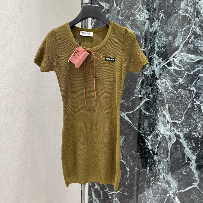 Оливковое вязаное платье Miu Miu с коротким рукавом